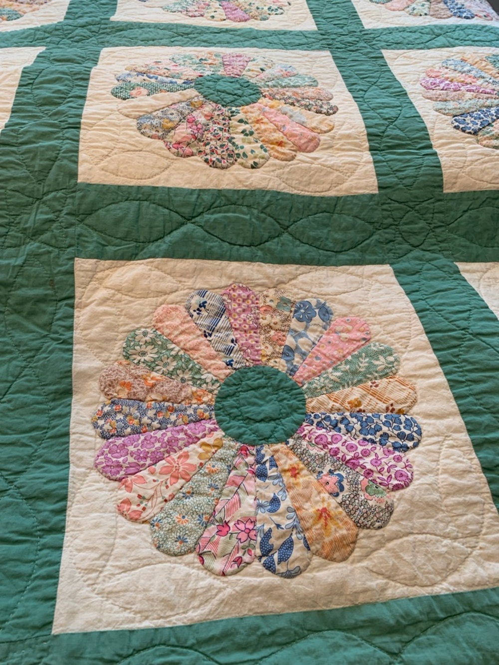 Vintage Handmade Green Dresden Plate Quilt - Pastel Floral Patchwork - Picture 6 of 7